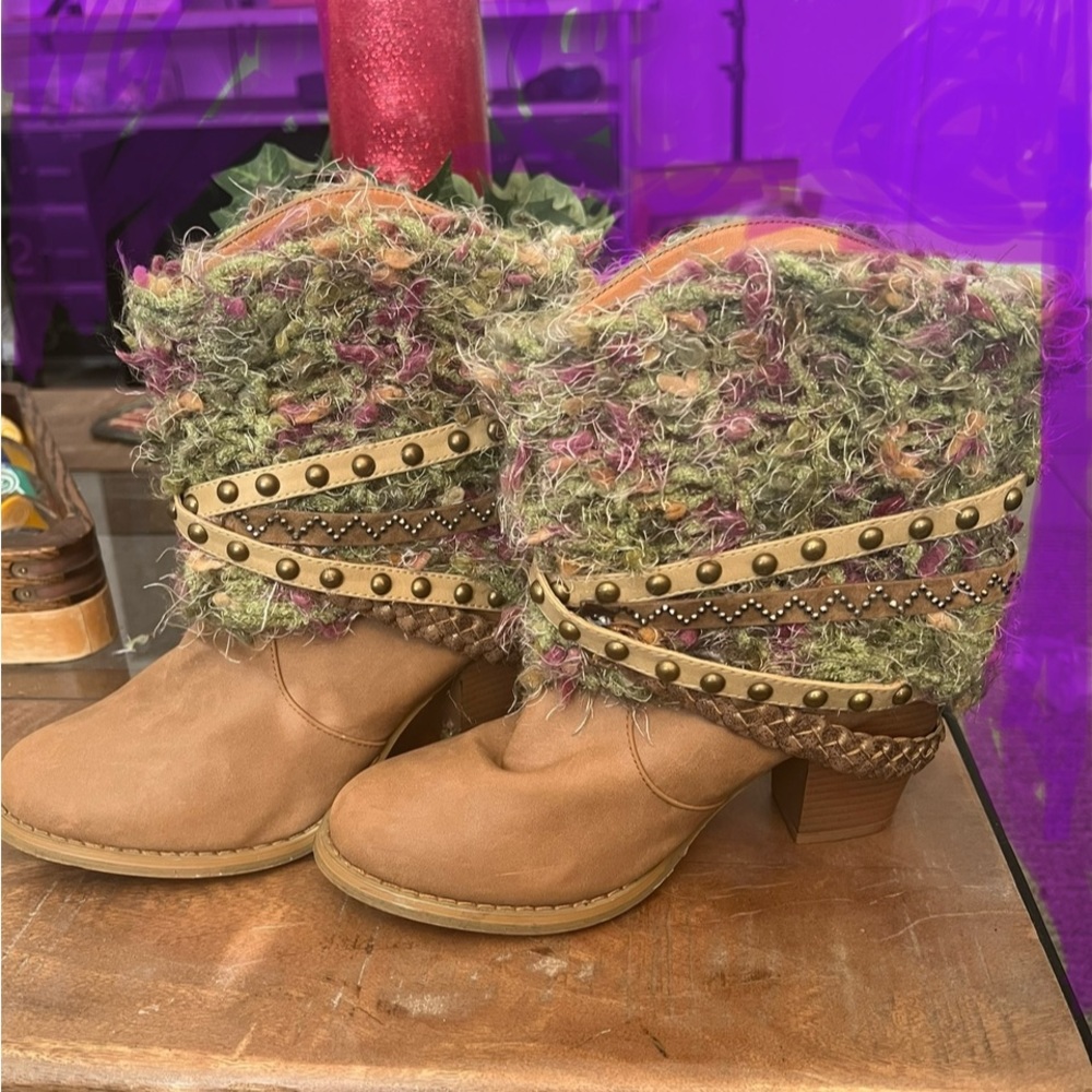 Boho/western Tan Boot w/crochet warmer accent-leather straps. Sz 7.5 3” heel